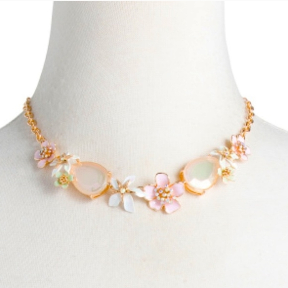 ✨️NWT BETSEY JOHNSON FLOWER STATEMENT NECKLACE🌸✨️